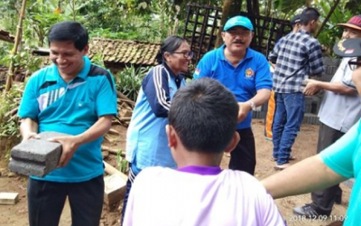 Gotong royong Bedah Rumah Warga SMP N 2 Girimulyo Bersama Wakil Bupati Kulon Progo